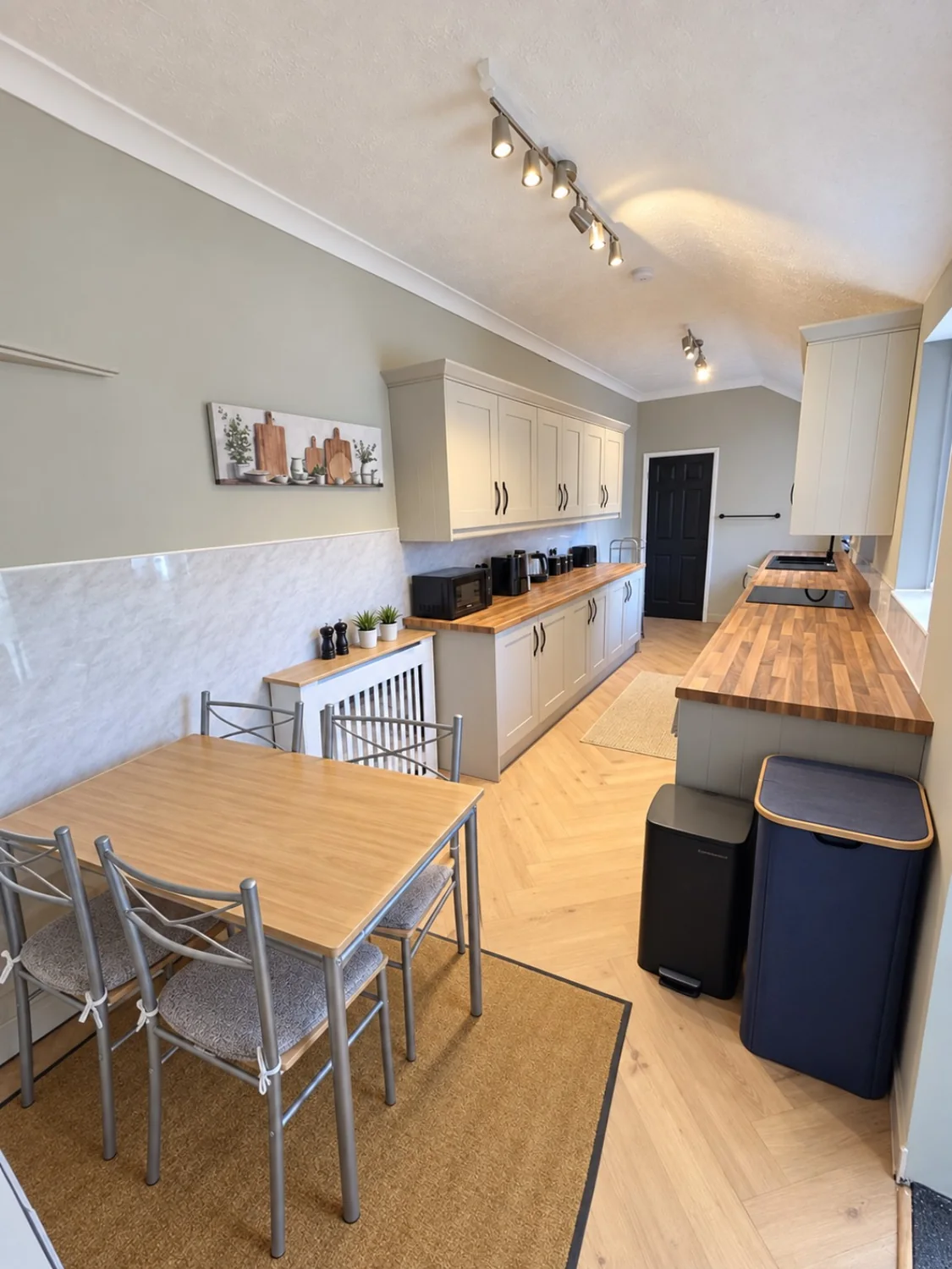 Fully equipped kitchen and dining area